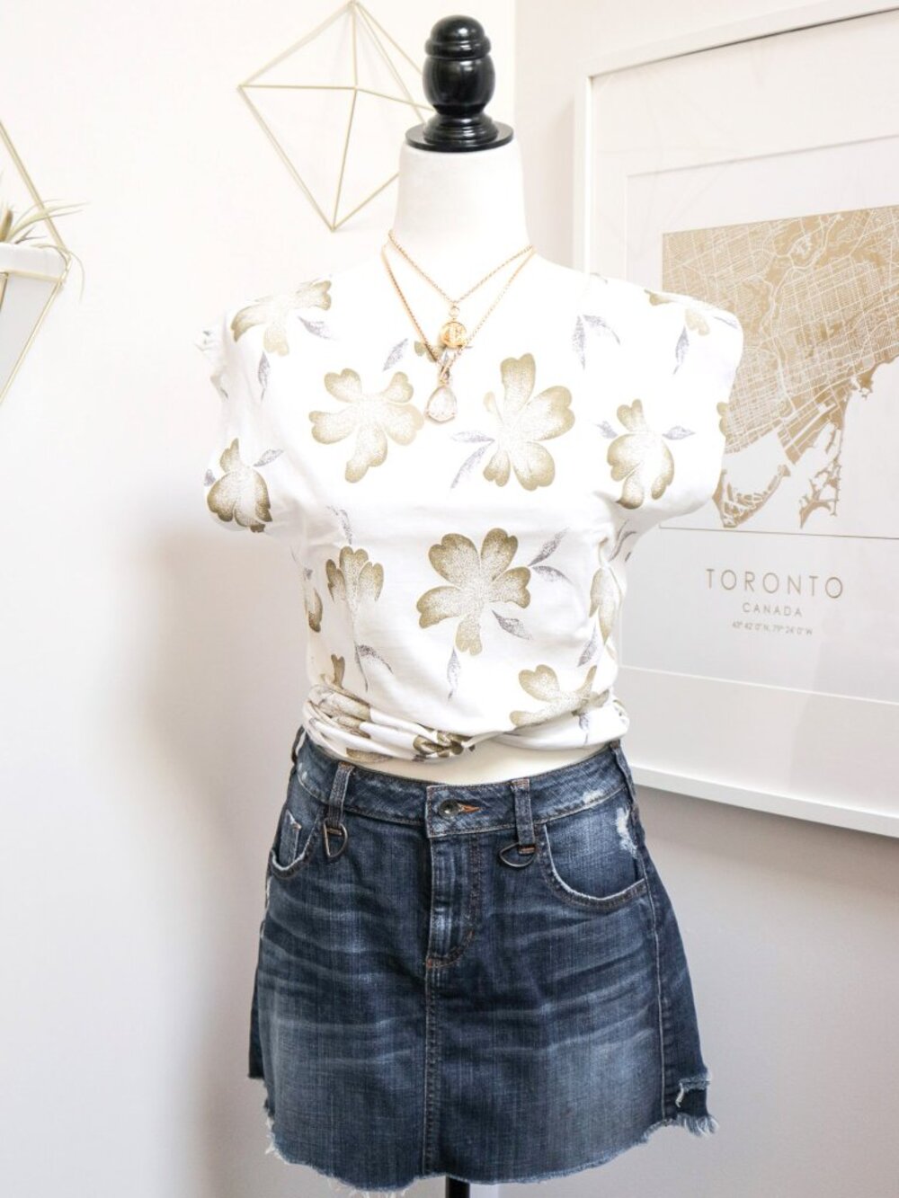 Vintage 90s White Short Sleeve Tee w/ Khaki Hibiscus Flowers, Coconut Girl Style - Picture 1 of 6
